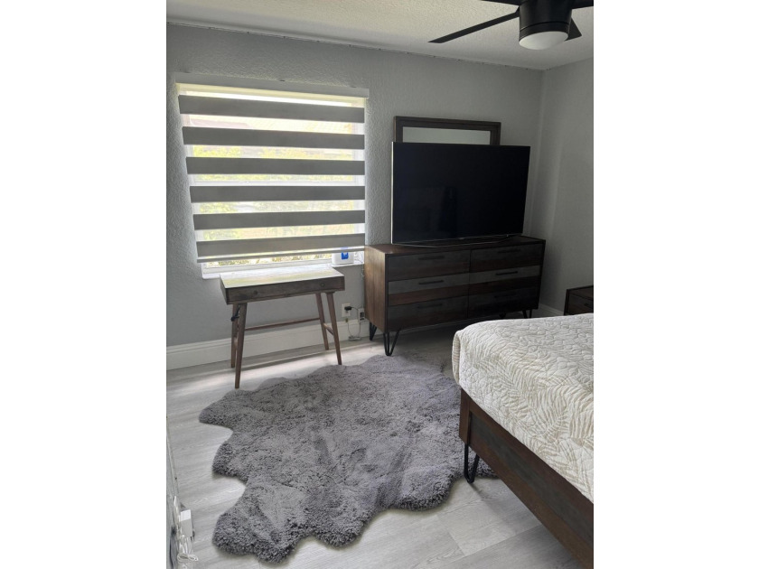 Welcome to this charming four-bedroom, three-bathroom - photo 18