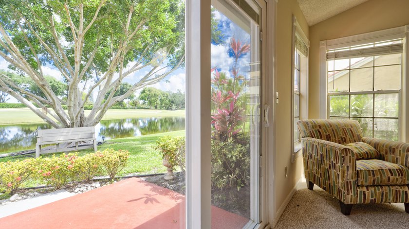 Beautifully Remodeled 2 Bedroom / 2 Bathroom Villa in - photo 27