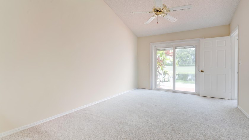 Beautifully Remodeled 2 Bedroom / 2 Bathroom Villa in - photo 29