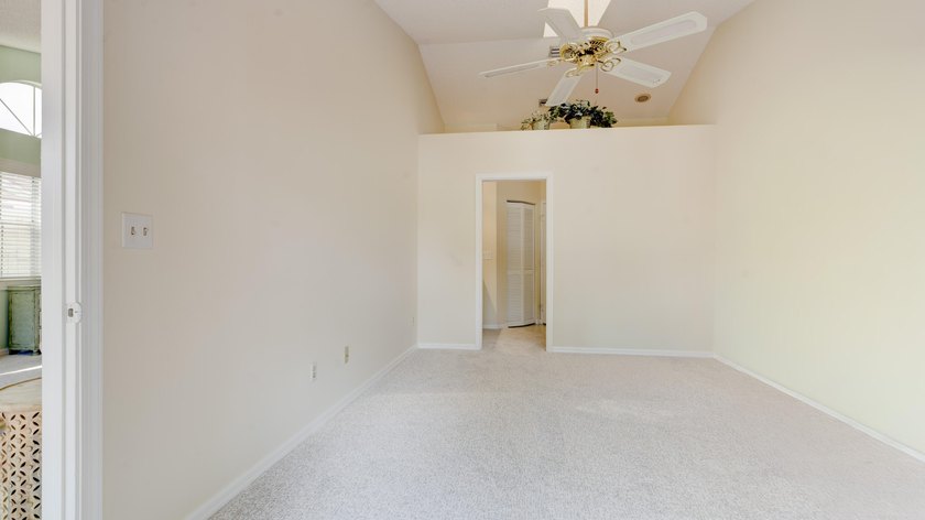 Beautifully Remodeled 2 Bedroom / 2 Bathroom Villa in - photo 30