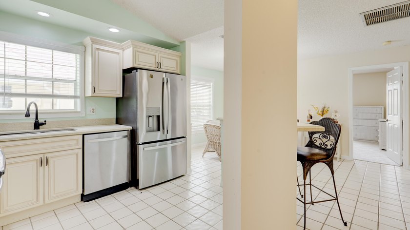 Beautifully Remodeled 2 Bedroom / 2 Bathroom Villa in - photo 34