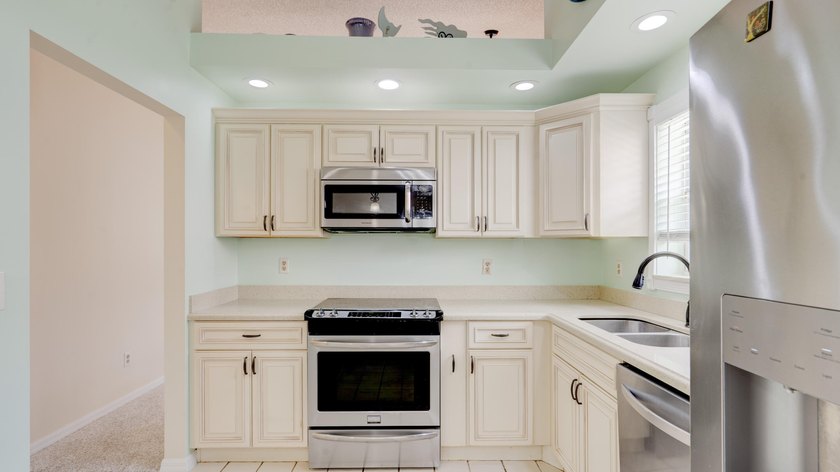 Beautifully Remodeled 2 Bedroom / 2 Bathroom Villa in - photo 35