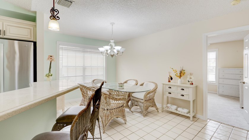 Beautifully Remodeled 2 Bedroom / 2 Bathroom Villa in - photo 37