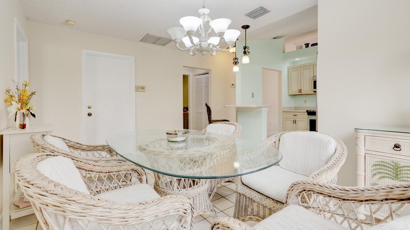 Beautifully Remodeled 2 Bedroom / 2 Bathroom Villa in - photo 38