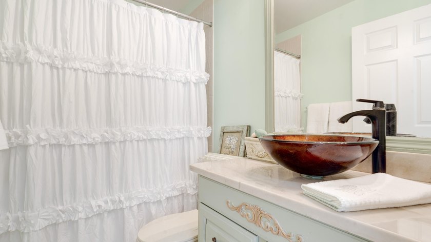 Beautifully Remodeled 2 Bedroom / 2 Bathroom Villa in - photo 39