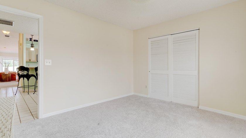 Beautifully Remodeled 2 Bedroom / 2 Bathroom Villa in - photo 42