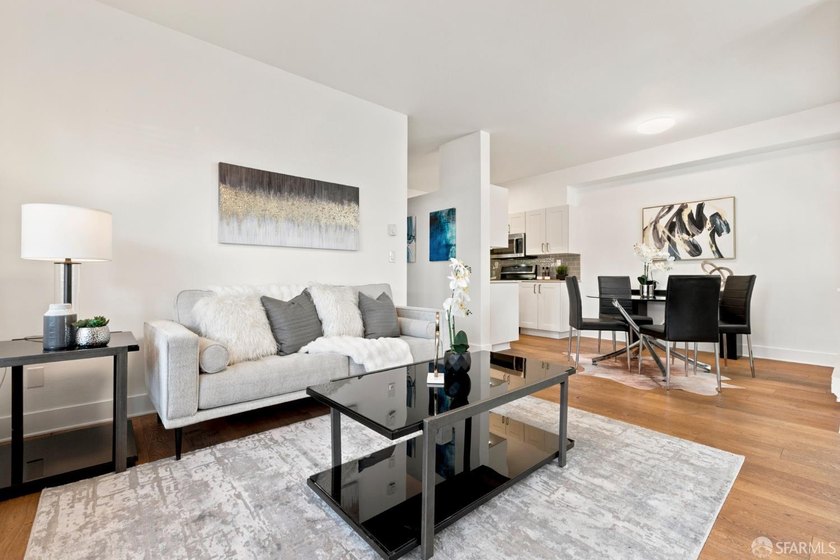 Welcome to this beautifully updated 2 bed/1 bath townhouse-style - photo 4