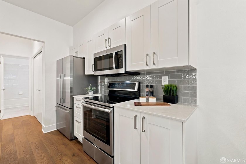 Welcome to this beautifully updated 2 bed/1 bath townhouse-style - photo 6