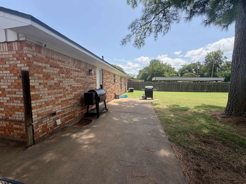 Step inside this 3-bedroom, 1.5-bath home offering comfortable - photo 24