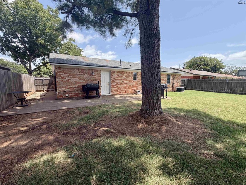 Step inside this 3-bedroom, 1.5-bath home offering comfortable - photo 25