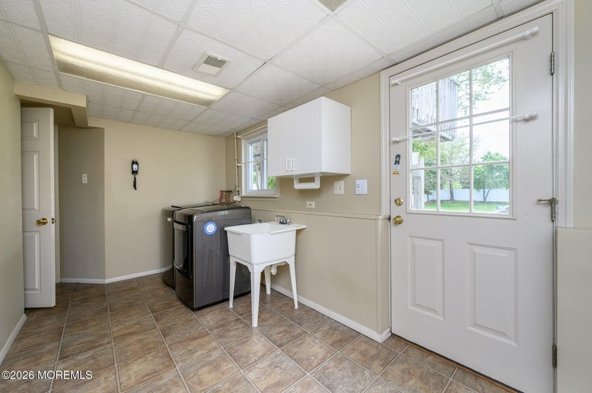 Home Sweet Home! Beautiful 3 Bed 2.5 Bath Expanded Bi-Level with - photo 31