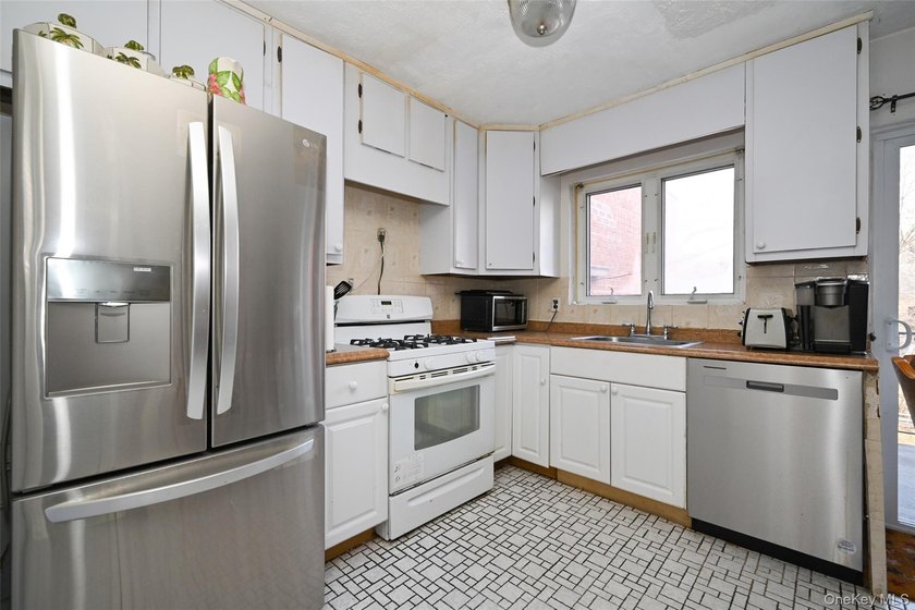 Brick attached multi-level home in the heart of Bayside offering - photo 3