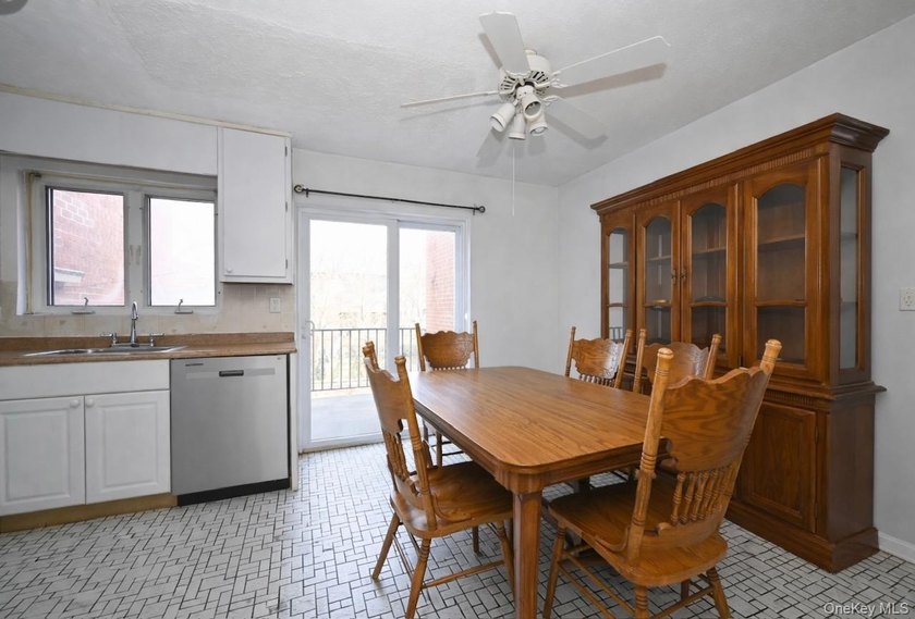 Brick attached multi-level home in the heart of Bayside offering - photo 4