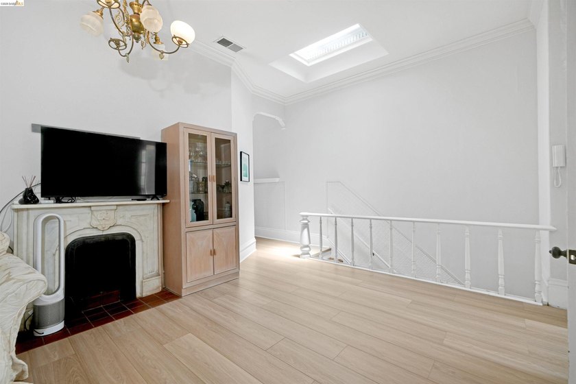 Experience timeless San Francisco living in this exceptional 2 - photo 10