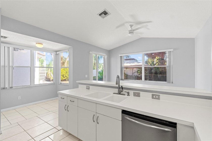 JUST REDUCED BELOW MARKET PRICE FOR QUICK SALE! GREAT INVESTMENT - photo 13