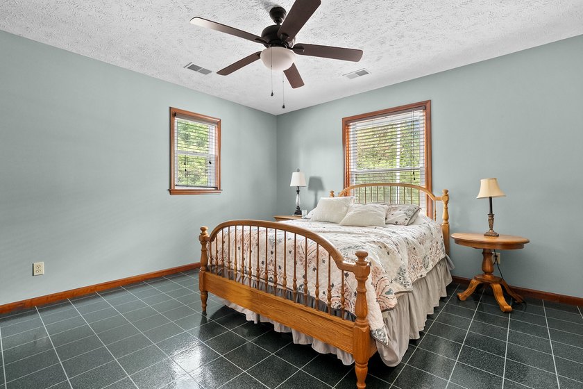 Lake life starts here. This beautifully maintained waterfront - photo 19