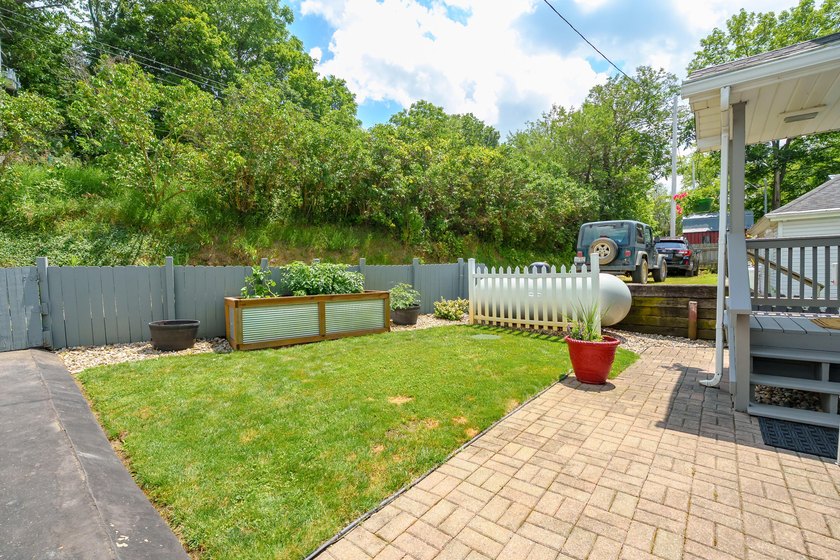 Lake life starts here. This beautifully maintained waterfront - photo 21