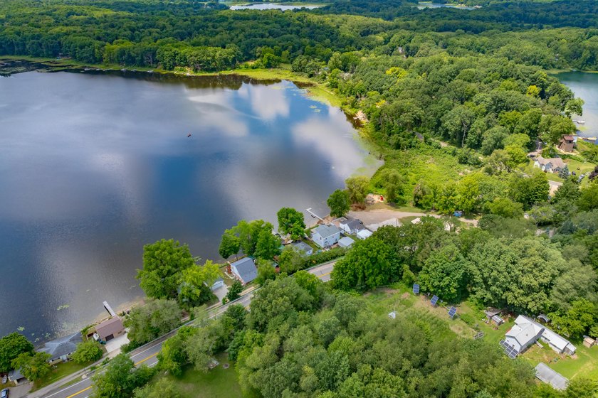 Lake life starts here. This beautifully maintained waterfront - photo 32