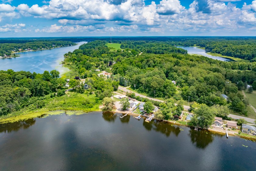 Lake life starts here. This beautifully maintained waterfront - photo 33