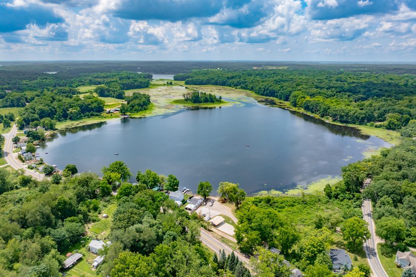 Lake life starts here. This beautifully maintained waterfront - photo 37