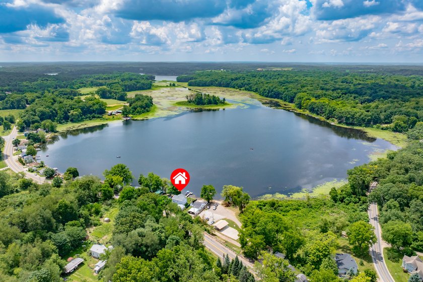 Lake life starts here. This beautifully maintained waterfront - photo 38