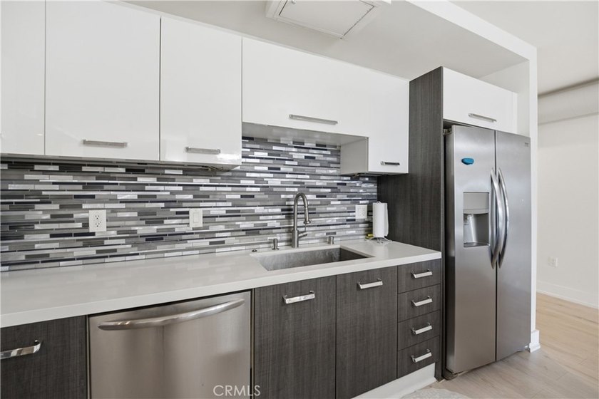 Discover the ultimate urban sanctuary in the heart of Downtown - photo 3