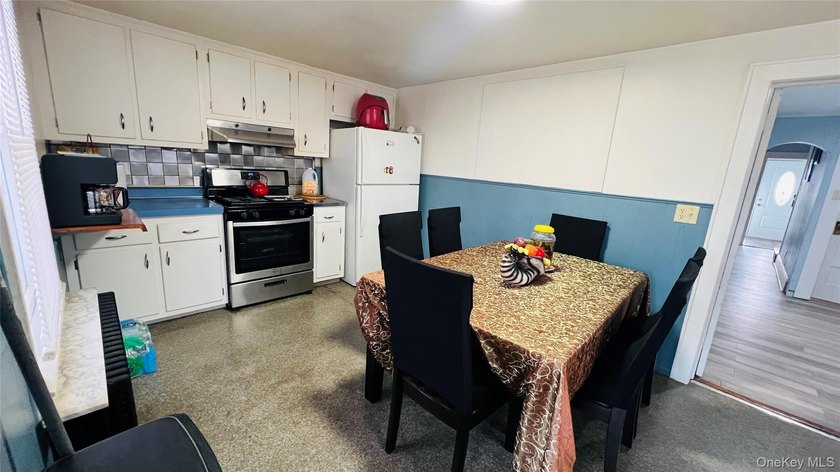 Welcome to this charming home in the heart of Suffolk County! - photo 6