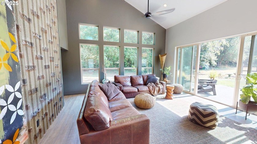 This expansive 2,188 sq. ft. home in Gold Beach, Oregon, offers - photo 12