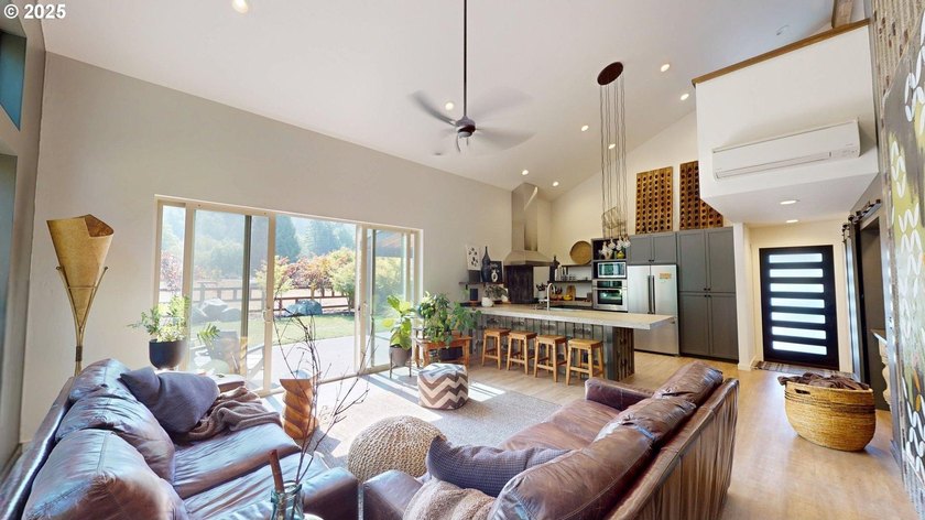 This expansive 2,188 sq. ft. home in Gold Beach, Oregon, offers - photo 14