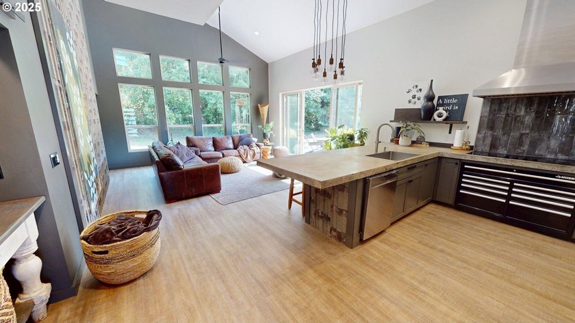 This expansive 2,188 sq. ft. home in Gold Beach, Oregon, offers - photo 18