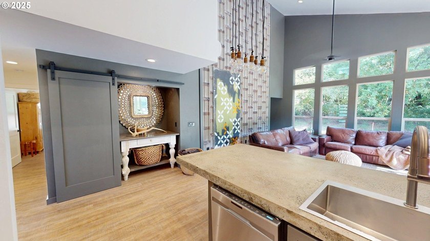 This expansive 2,188 sq. ft. home in Gold Beach, Oregon, offers - photo 19