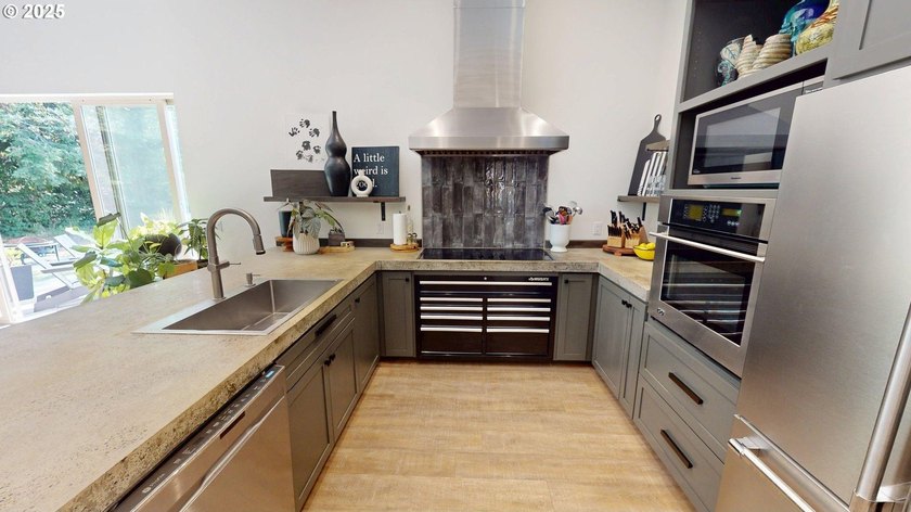 This expansive 2,188 sq. ft. home in Gold Beach, Oregon, offers - photo 20