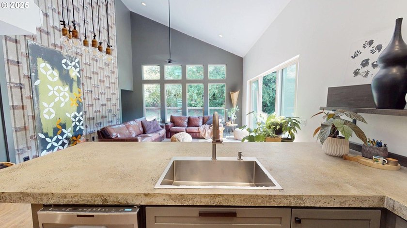 This expansive 2,188 sq. ft. home in Gold Beach, Oregon, offers - photo 21