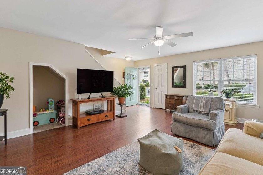 Welcome to easy coastal living in this beautifully maintained - photo 2