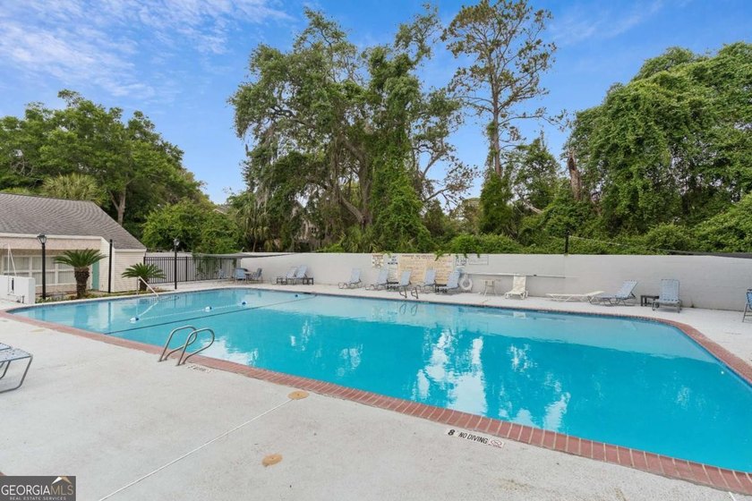 Welcome to easy coastal living in this beautifully maintained - photo 4