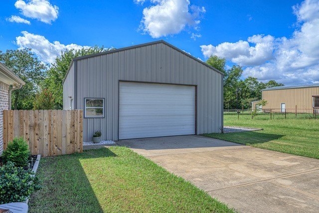 Welcome to this beautiful 3-bedroom, 2-bath, brick home that - photo 31