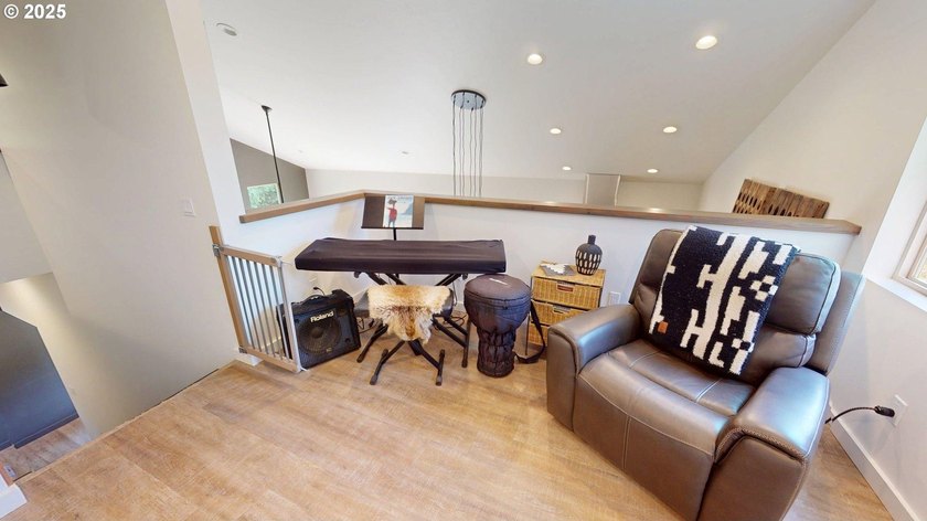 This expansive 2,188 sq. ft. home in Gold Beach, Oregon, offers - photo 33