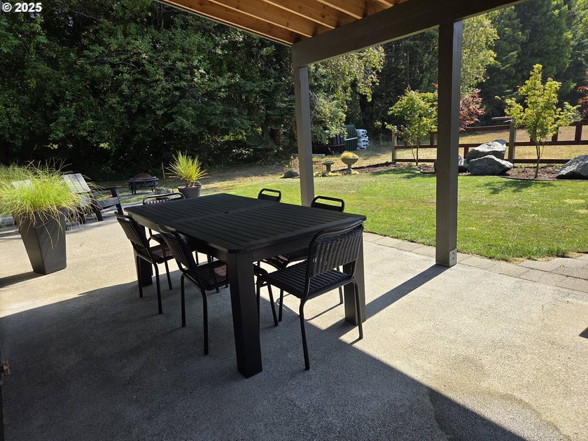 This expansive 2,188 sq. ft. home in Gold Beach, Oregon, offers - photo 45