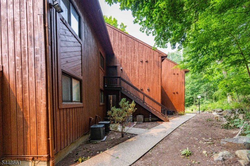 Welcome to this well-maintained 2-bedroom, 2-full-bath interior - photo 2