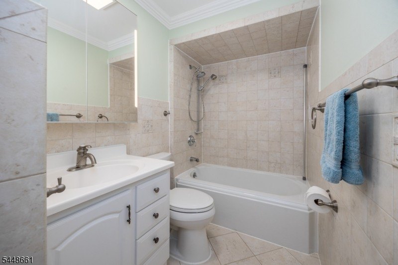 Welcome to this well-maintained 2-bedroom, 2-full-bath interior - photo 7
