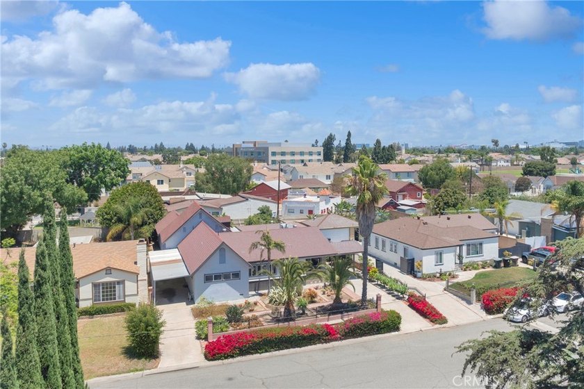 Rare opportunity to own a spacious single-level home with a - photo 2