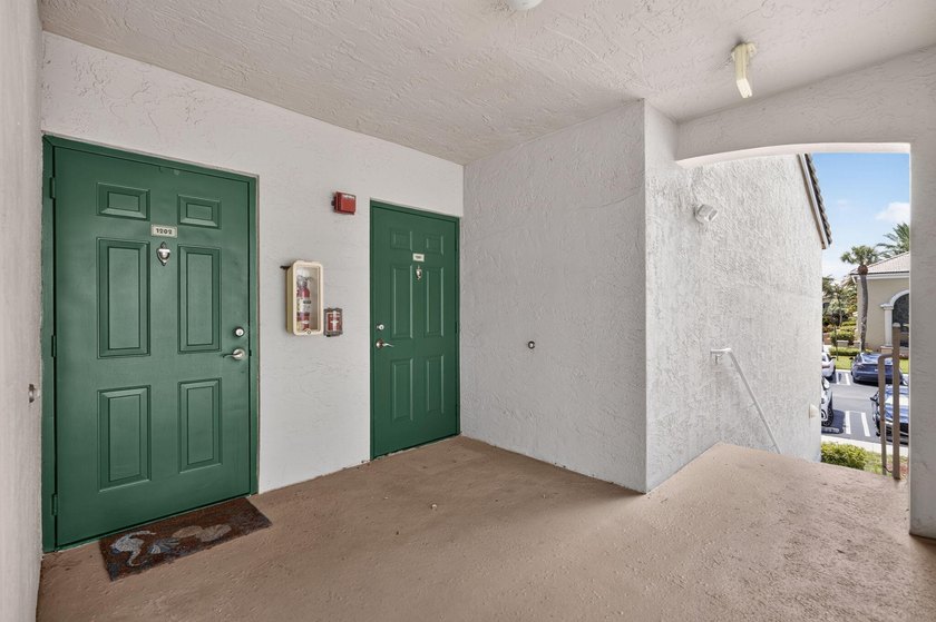 3-bedroom, 2-bathroom condominium in the highly desirable - photo 3