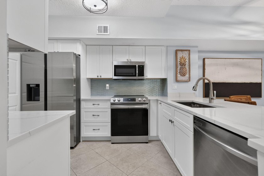 3-bedroom, 2-bathroom condominium in the highly desirable - photo 4
