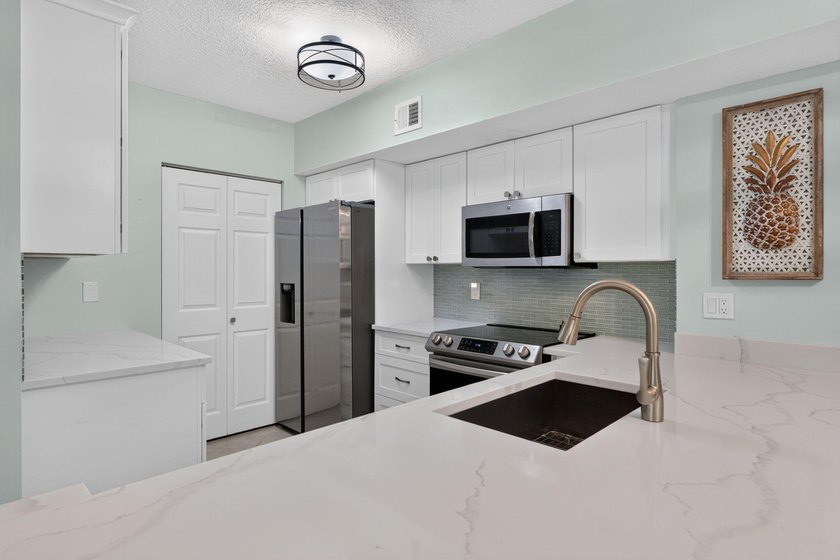 3-bedroom, 2-bathroom condominium in the highly desirable - photo 5