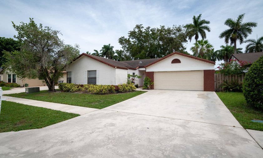 This 3-bedroom, 2-bathroom single-story home offers 1,672 square - photo 2