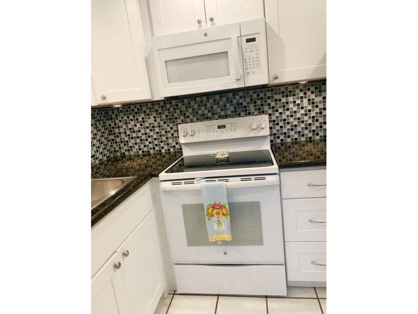 SPECTACULAR QUIET CORNER 2 BEDROOM, 2 *FULL BATHS*, UPDATED UNIT - photo 11