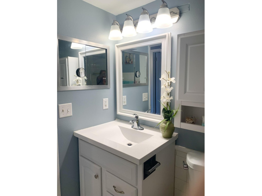 SPECTACULAR QUIET CORNER 2 BEDROOM, 2 *FULL BATHS*, UPDATED UNIT - photo 15