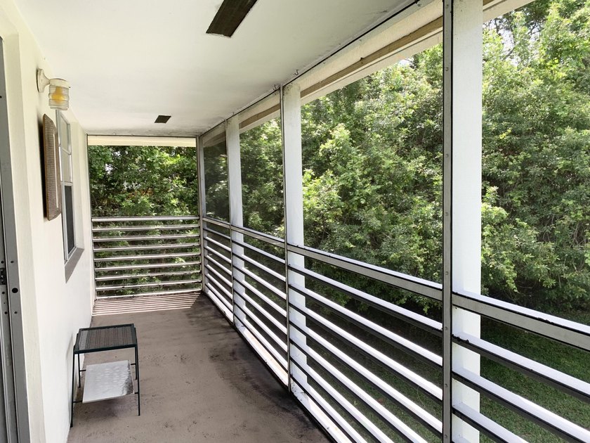 SPECTACULAR QUIET CORNER 2 BEDROOM, 2 *FULL BATHS*, UPDATED UNIT - photo 25