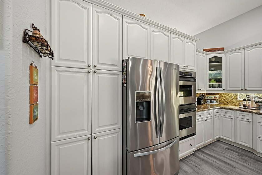 BETTER THAN NEW! Beautifully upgraded 4BR/2.5BA home in Oakmont - photo 10