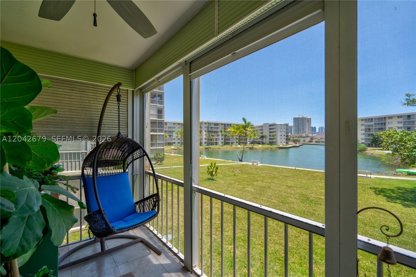 SPECTACULAR WATER VIEWS FROM THIS MODERN, RENOVATED 1-BEDROOM - photo 3